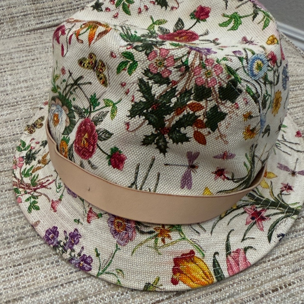 Gucci White Floral Print Bucket Hat with Beige Leather Trim - Picture 4 of 14